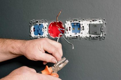 Nagła awaria prądu? kiedy i dlaczego warto wezwać profesjonalne pogotowie elektryczne