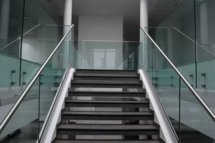 Schody na dwóch belkach – stabilność i klasyczna forma w nowoczesnym wydaniu